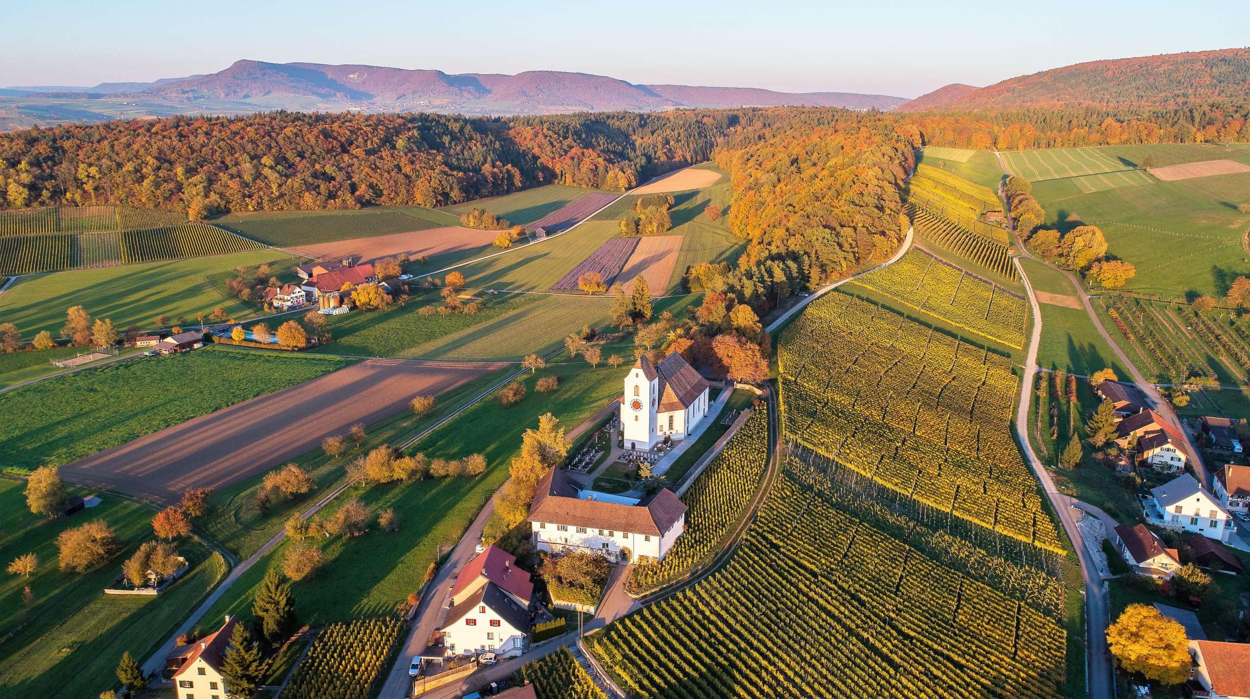 Das Bild ist ein Blick von Oben auf die wilchinger Bergkirche und das umliegende Gebiet.